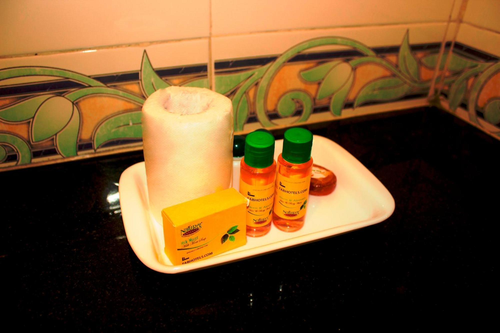 Fabhotel Swarn Banquet Kakarmatha エクステリア 写真